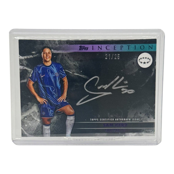 Detailansicht der Sam Kerr Silver Signings On-Card Autogrammkarte Chelsea FC geschützt im Toploader.