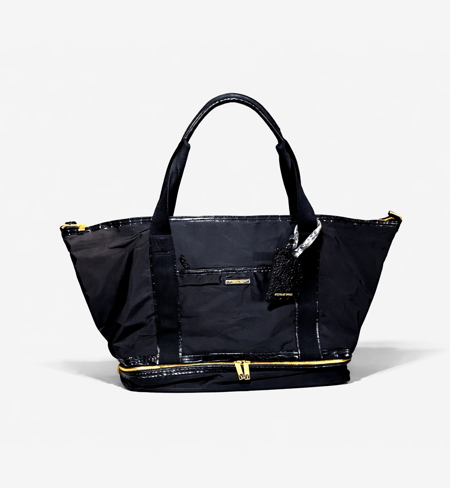 Schwarze Victoria’s Secret Reisetasche mit goldfarbenen Details.